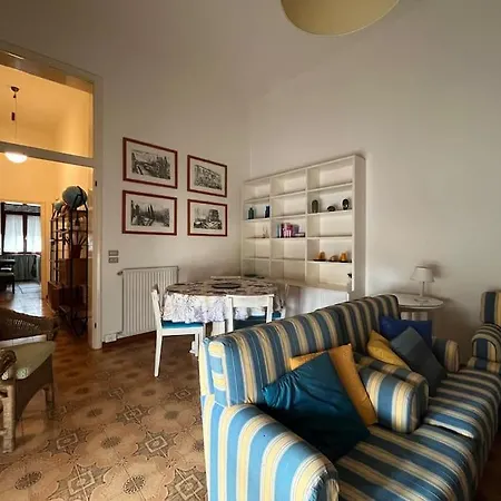 Molto Spazioso, Viale Buonarroti, Viareggio. *